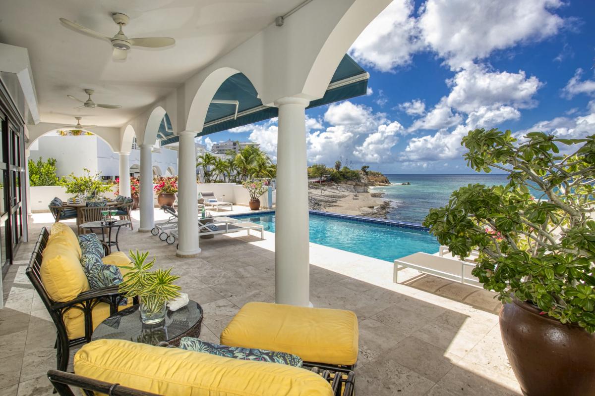 11_EtoiledeMer-OutdoorSeating_ villa 4 chambres piscine vue mer Cupecoy Saint Martin